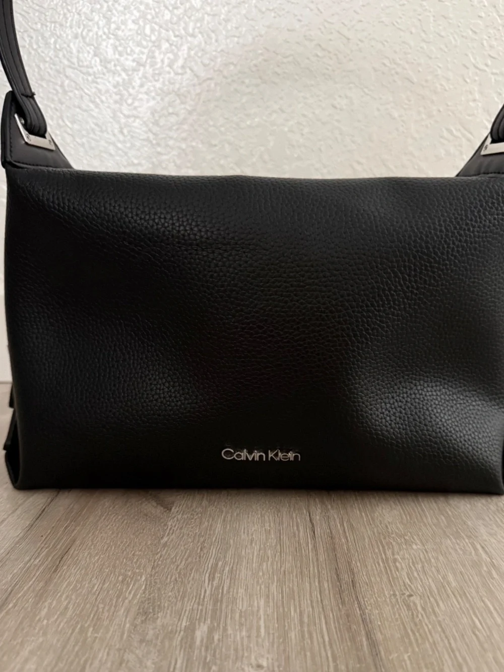Calvin Klein Women’s Black pebbled Faux Leather Purse NWOT - Picture 4 of 15